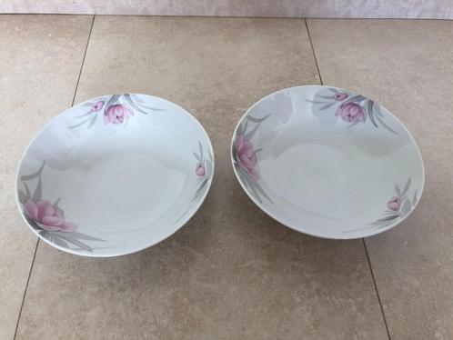 2 ronde serveer schalen in bloem motief, 23 cm, Huis en Inrichting, Keuken | Servies, Zo goed als nieuw, Schaal of Schalen, Ophalen of Verzenden