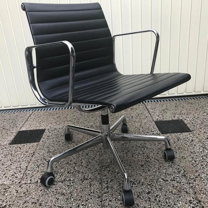IZGS Vitra Eames stoel 107 108 chroom zwart leer wielen, Huis en Inrichting, Bureaustoelen, Zo goed als nieuw, Zwart, Ophalen