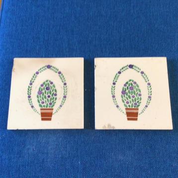 2 Fraaie antieke muurtegels, struik in pot. Circa 1900 beschikbaar voor biedingen