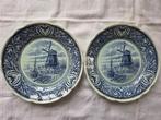 Boch delftsblauw wandbord (2x). motief molen met boot., Ophalen of Verzenden