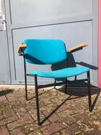 Vintage Metalen buisstoel met houten armleggers, Ophalen, Zwart, Zo goed als nieuw, Eén