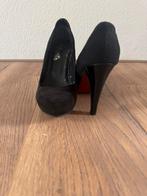 Zwarte pumps met iconische rode zool, Kleding | Dames, Schoenen, Pumps, Zwart, Ophalen of Verzenden, Gedragen