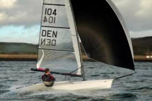RS100 (2010) – topconditie – compleet met trailer, Watersport en Boten, Open zeilboten, Zo goed als nieuw, Overige typen, 3 tot 6 meter