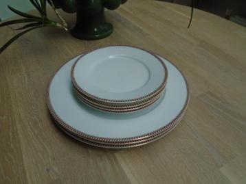 Pip Studio witte diner borden + gebaksbordjes rood randje beschikbaar voor biedingen