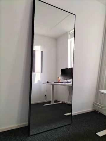 Grote spiegel, zwart beschikbaar voor biedingen