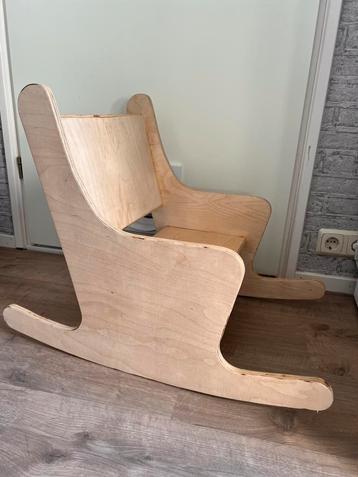 Heel leuk schommelstoeltje montossori natuurlijk hout beschikbaar voor biedingen