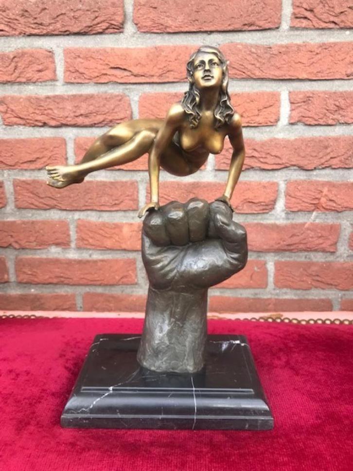 energiek springend naakt, brons en marmer, Antiek en Kunst, Kunst | Beelden en Houtsnijwerken, Ophalen of Verzenden