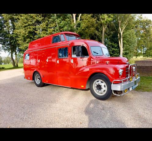 Austin camper met Volkswagen T1 opbouw eyecatcher  Foodtruck, Auto's, Oldtimers, Particulier, Mistlampen, Radio, Diesel, Rood