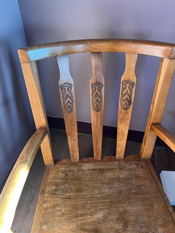 Vintage Houten Stoel met Houtsnijwerk beschikbaar voor biedingen