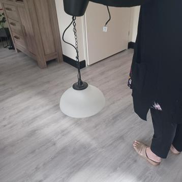Vintage hanglamp met glazen kap beschikbaar voor biedingen