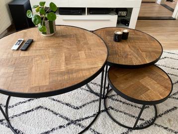 Mangohouten salontafel Ø75 cm – industrieel beschikbaar voor biedingen