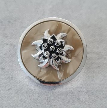 Mooie sjaalklem - edelweiss en parelmoer beschikbaar voor biedingen