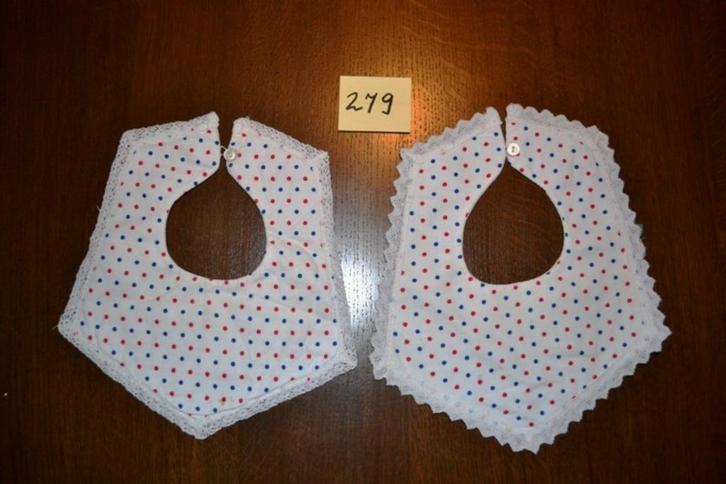 OPRUIMING: 2 Mooie poppen kraagjes of slabbetjes NR 279, Verzamelen, Poppen, Zo goed als nieuw, Kleertjes, Ophalen of Verzenden
