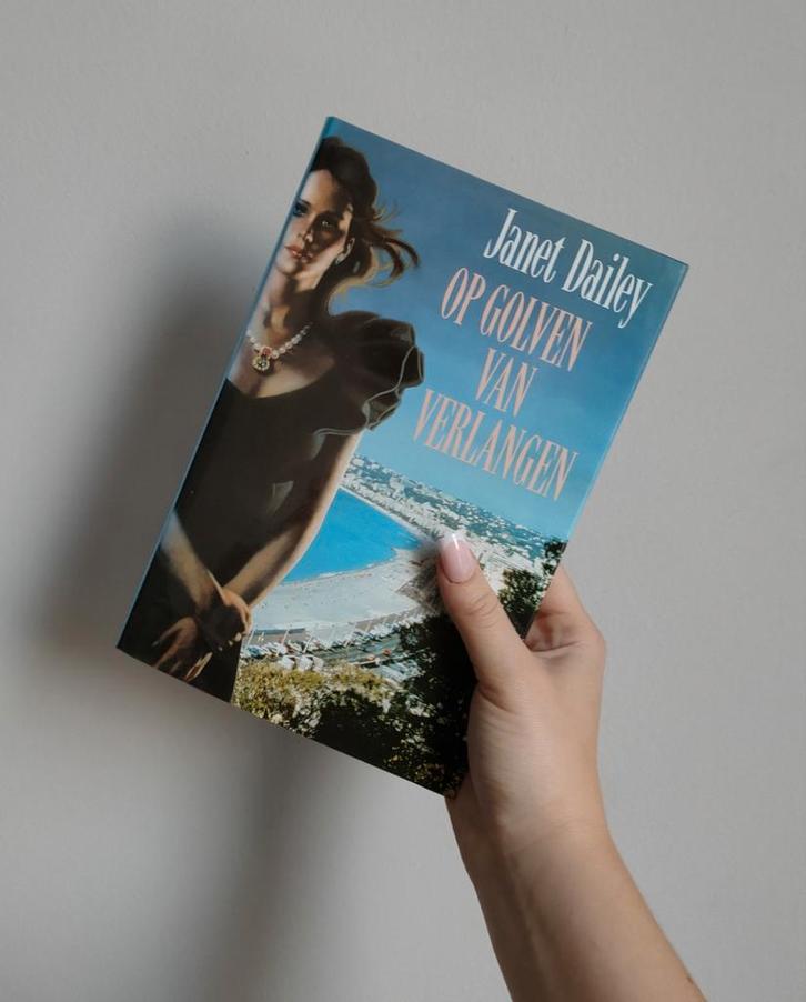Op Golven van Verlangen - Janet Dailey (Hardcover), NL, Boeken, Romans, Gelezen, Nederland, Ophalen of Verzenden