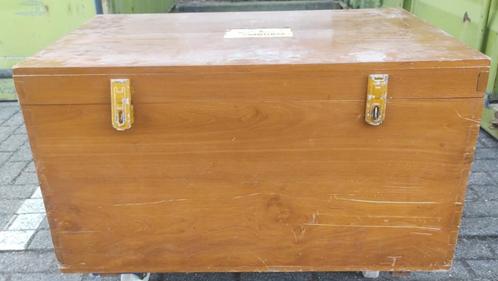 Massief houten vintage reiskist, jaren 50 uit Indonesië., Huis en Inrichting, Woonaccessoires | Kisten, Gebruikt, 50 tot 75 cm