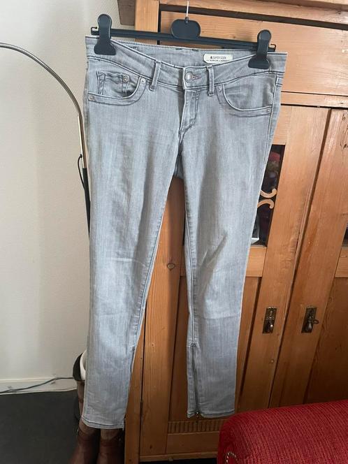 Jeans broek h&m super low super slim 38/M lichtgrijs, Kleding | Dames, Spijkerbroeken en Jeans, Gedragen, W30 - W32 (confectie 38/40)