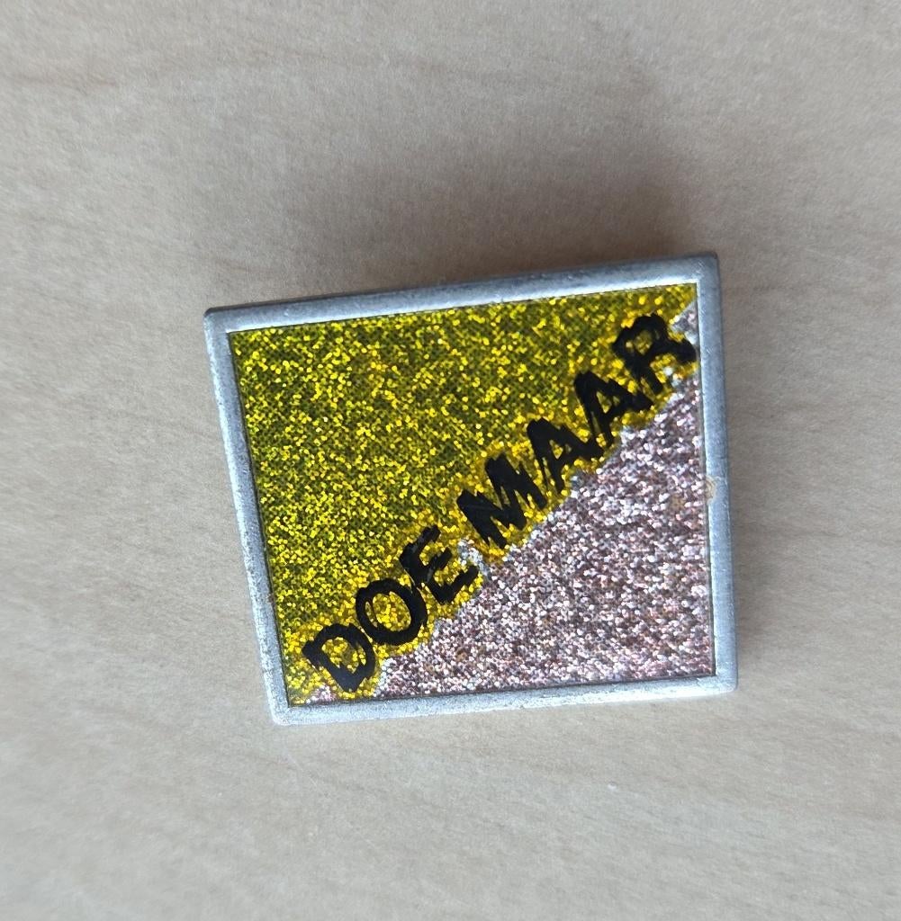 Doe Maar logo broche, Verzamelen, Speldjes, Pins en Buttons, Gebruikt, Speldje of Pin, Overige onderwerpen, Ophalen of Verzenden