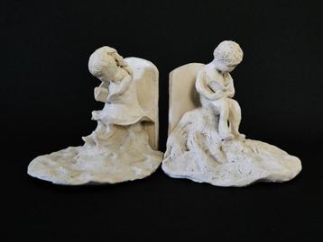 2 Boekensteunen van keramiek met kinderen die boek lezen beschikbaar voor biedingen