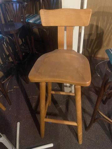 2 houten barkrukken beschikbaar voor biedingen