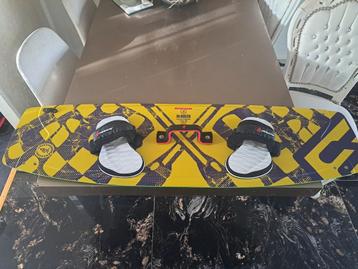 Mooie wakeboard lang 130 in top conditie met tas  beschikbaar voor biedingen