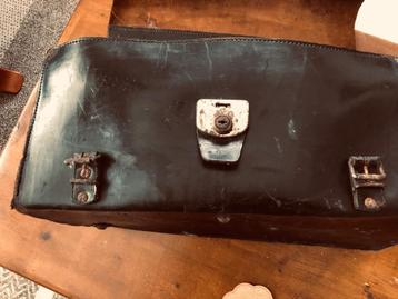 Oud leren loodgieters gereedschap tas beschikbaar voor biedingen