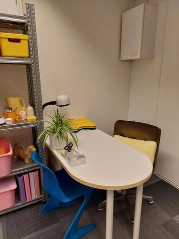Wit bureau 1 ronde kant beschikbaar voor biedingen