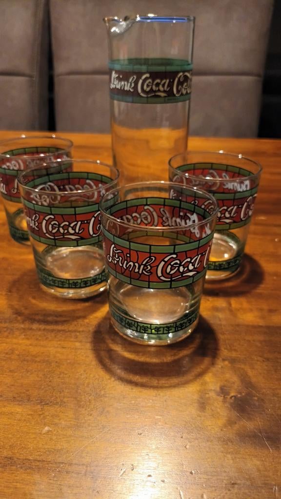 Vintage Coca-Cola Glazen en Kan Set (glas in lood-stijl), Verzamelen, Glas en Borrelglaasjes, Ophalen of Verzenden, Nieuw, Frisdrankglas