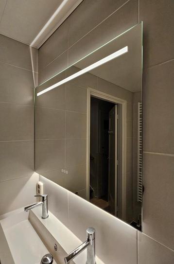 Moderne badkamerspiegel met LED verlichting en anti-condens beschikbaar voor biedingen