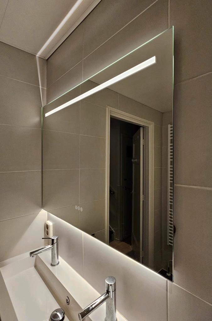 Moderne badkamerspiegel met LED verlichting en anti-condens, Huis en Inrichting, Woonaccessoires | Spiegels, Zo goed als nieuw
