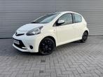 Toyota Aygo 1.0 VVT-i navigator bouwjaar 2014, Auto's, Voorwielaandrijving, Stof, Gebruikt, Zwart