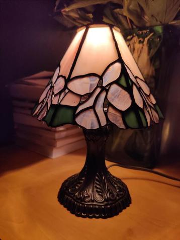 Tiffany-stijl tafellamp met irissen beschikbaar voor biedingen