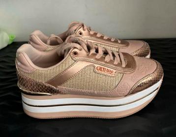 Roze sneakers Guess beschikbaar voor biedingen