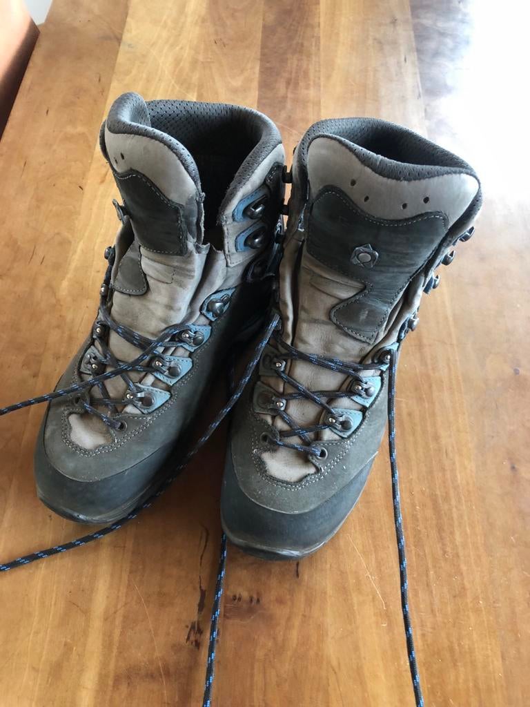 Lowa Bergschoenen - Zo goed als nieuw - Maat 41/42, Ophalen of Verzenden, Zo goed als nieuw, Overige kleuren