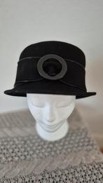Elegante zwarte cloche hoed met gesp, Kleding | Dames, 56 of 57 cm (M, 7 of 7⅛ inch), Nieuw, Ophalen of Verzenden, Hoed