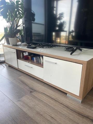 Moderne tv-kast