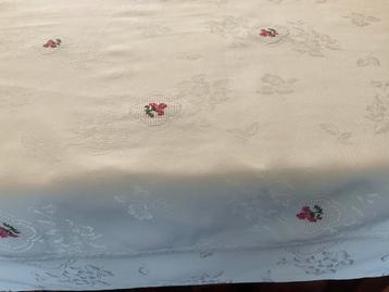 Roomwit tafelkleed met geborduurde roosjes 1.20x1.90 beschikbaar voor biedingen