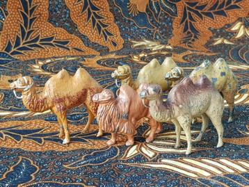 Vijf kamelen mooi oud antiek speelgoed uit Engeland van tin.