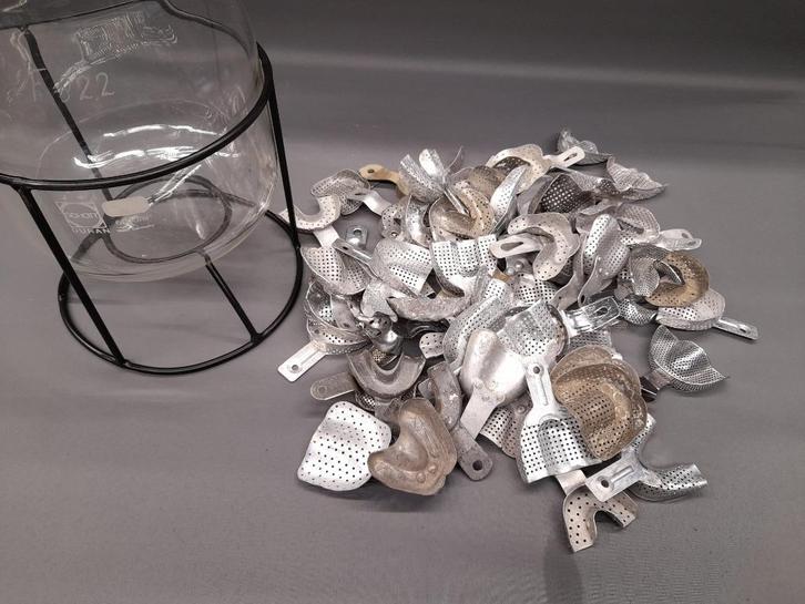 Laboratorium glas met afdruk lepels tandtechniek, Antiek en Kunst, Curiosa en Brocante, Ophalen of Verzenden