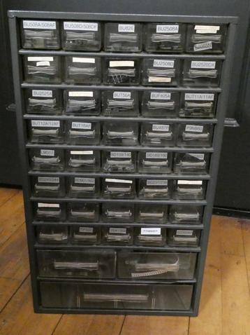Lade Kast vol met Vermogen Power Transistors 500 Stuks beschikbaar voor biedingen