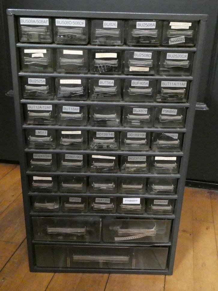 Lade Kast vol met Vermogen Power Transistors 500 Stuks, Hobby en Vrije tijd, Elektronica-componenten, Ophalen of Verzenden