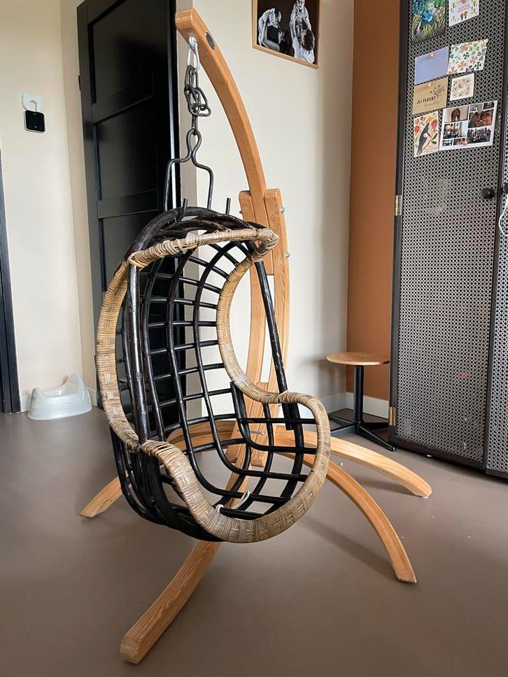 Rotan hangstoel egg chair model + standaard, Tuin en Terras, Hangmatten, Gebruikt, Eenpersoons, Met standaard, Binnen, Ophalen