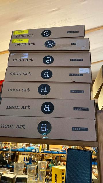 Neon Selletti letters beschikbaar voor biedingen