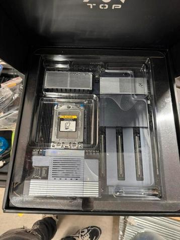 TRX50 AI TOP moederbord beschikbaar voor biedingen