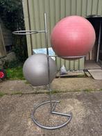 Rek met twee fitness of gymballen ( stabiliteit ballen, Sport en Fitness, Fitnessmaterialen, Ophalen, Gebruikt, Fitnessbal