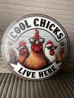 Cool Chicks metalen rond wandbord (Old Look), Huis en Inrichting, Nieuw, Ophalen of Verzenden, Pand50, Info@pand50.nl