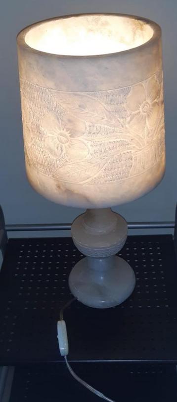 Marmeren Tafellamp met Bloemenmotief beschikbaar voor biedingen
