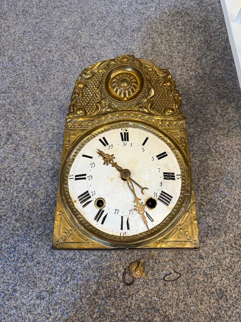 Antieke klok met messing wijzerplaat en uurwerk, Antiek en Kunst, Antiek | Klokken, Ophalen of Verzenden