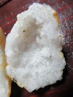 BERGKRISTAL Geode 2 stukken bij elkaar behorend wit afm 8x7, Verzamelen, Mineralen en Fossielen, Ophalen of Verzenden, Mineraal