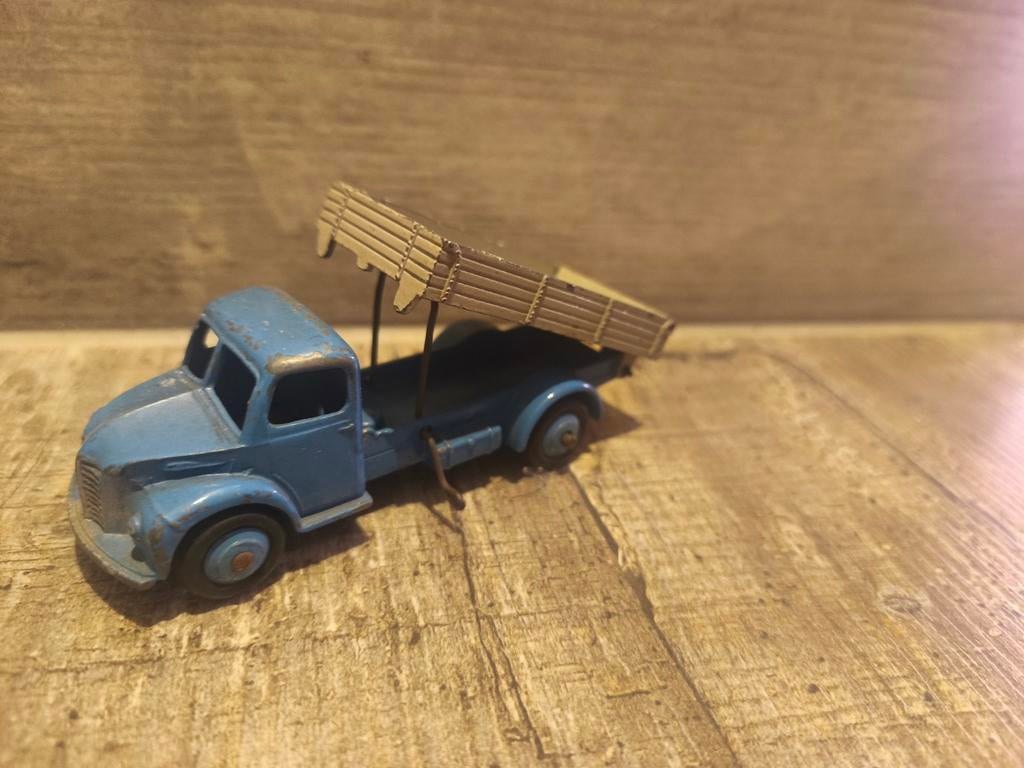 een Dinky Toys 414 Dodge Rear Tipping Wagon. , Ophalen of Verzenden, Gebruikt, Auto, Dinky Toys