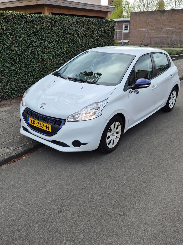 Te koop nette 208 Like, Auto's, Peugeot, Voorwielaandrijving, Alcantara, Wit, Grijs